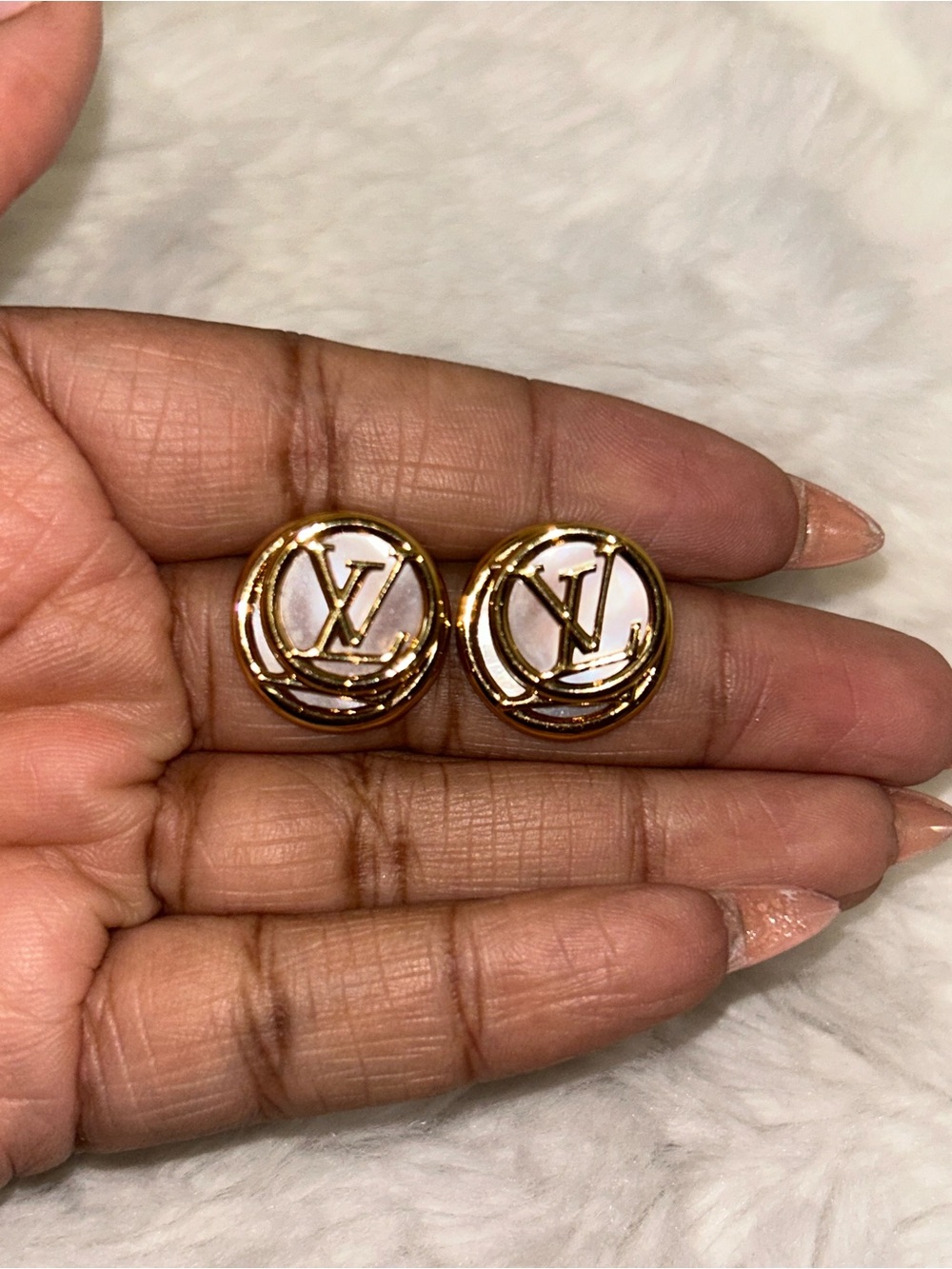 Louis Vuitton Gold Mother Of Pearl L To V Pearlfection Earrings- LIKE NEW - Picture 7 of 14
